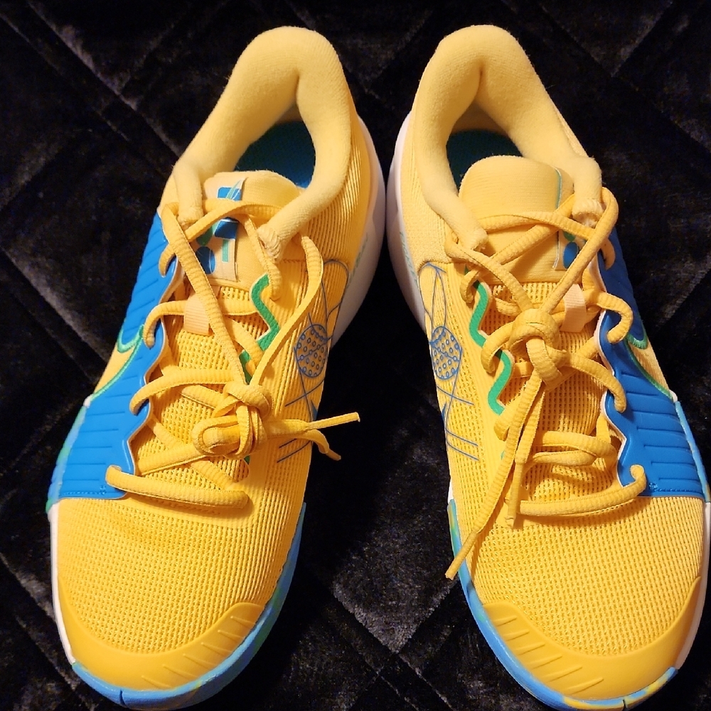 Nike Zoom Challenge Pickleball shoes In woman's size 8